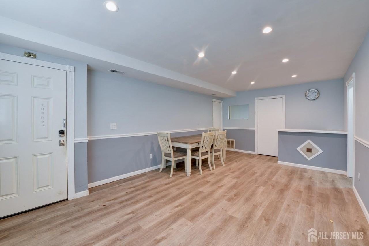 382 College Dr - Photo 2 of 19