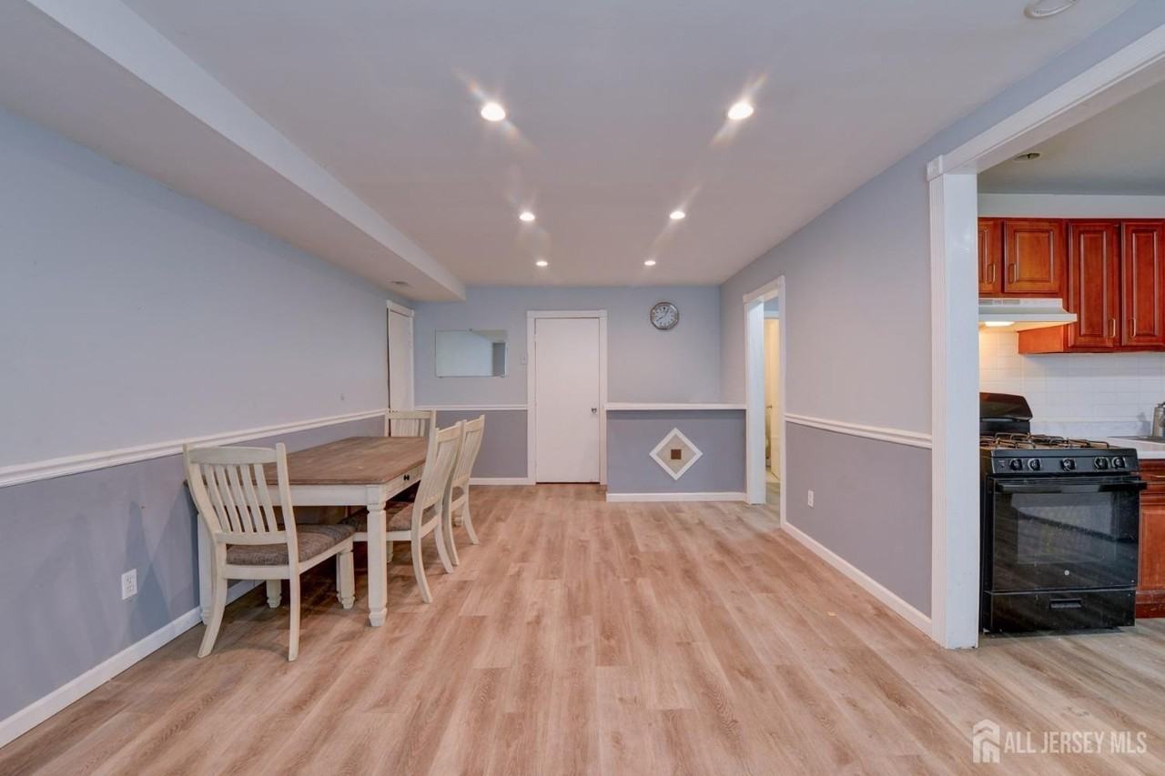 382 College Dr - Photo 3 of 19