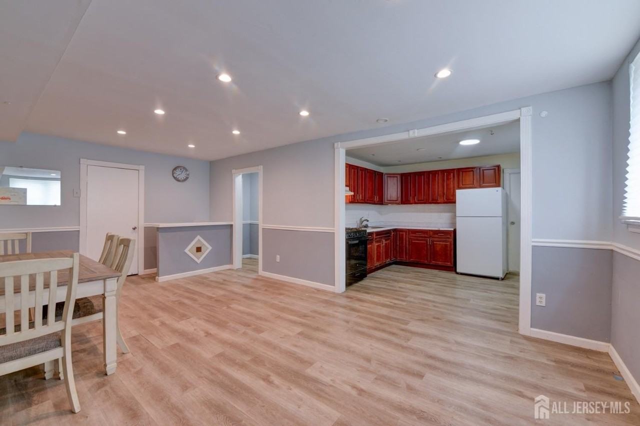 382 College Dr - Photo 4 of 19