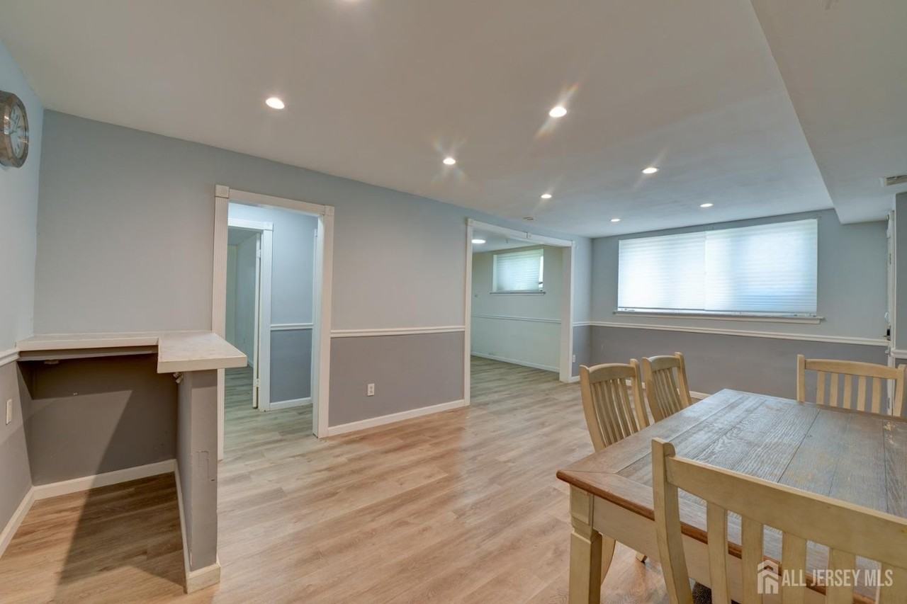 382 College Dr - Photo 5 of 19