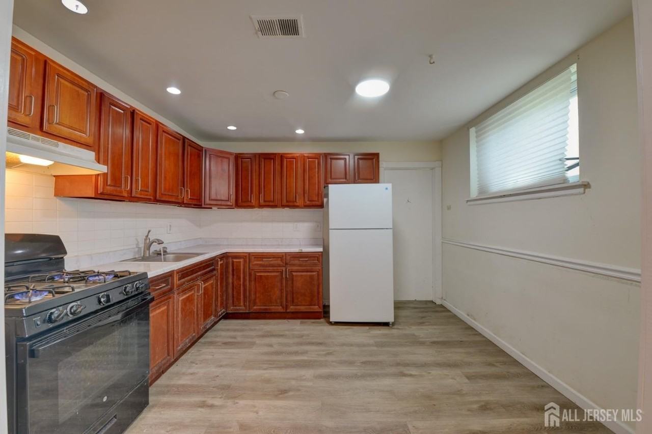 382 College Dr - Photo 6 of 19