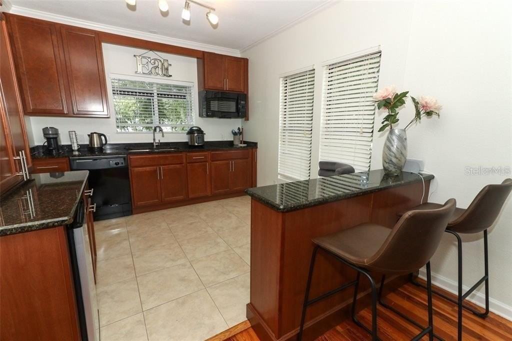 1442 Palm Ave - Photo 5 of 32