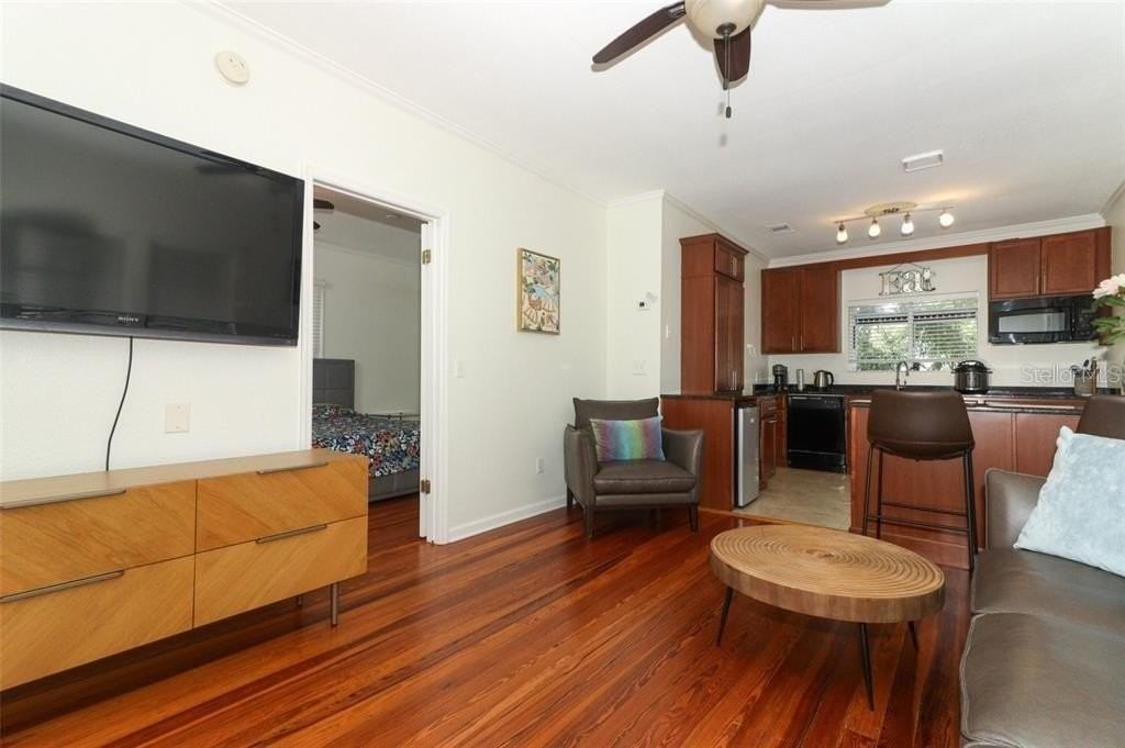 1442 Palm Ave - Photo 6 of 32