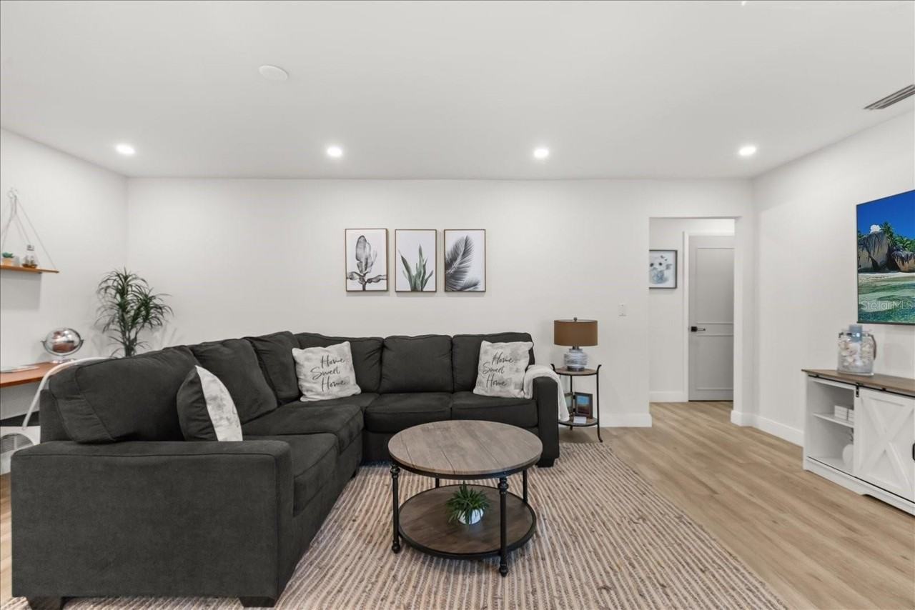 13923 Brewster Dr - Photo 5 of 36