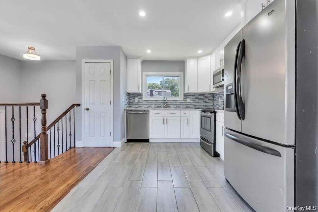 220 Adirondack Dr - Photo 3 of 17
