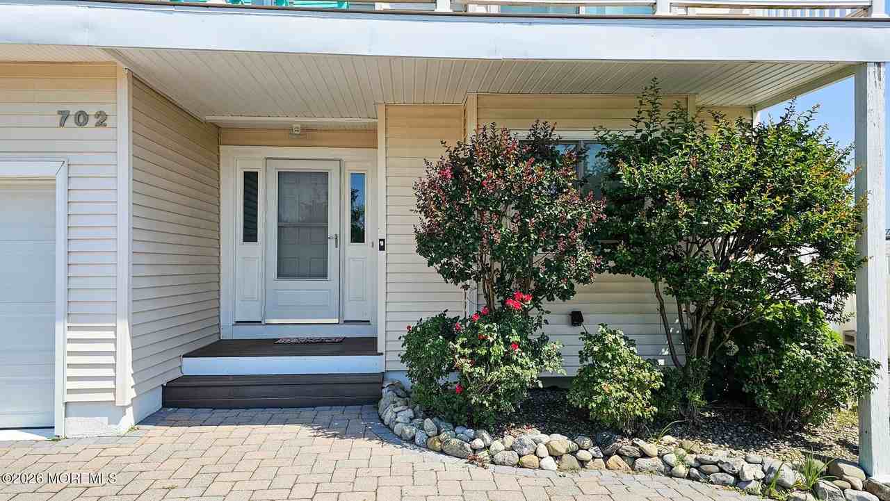 702 Newell Ave - Photo 2 of 50