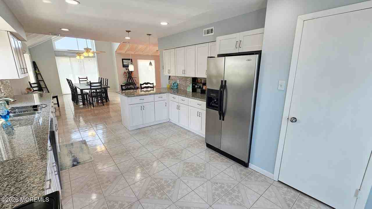 702 Newell Ave - Photo 6 of 50