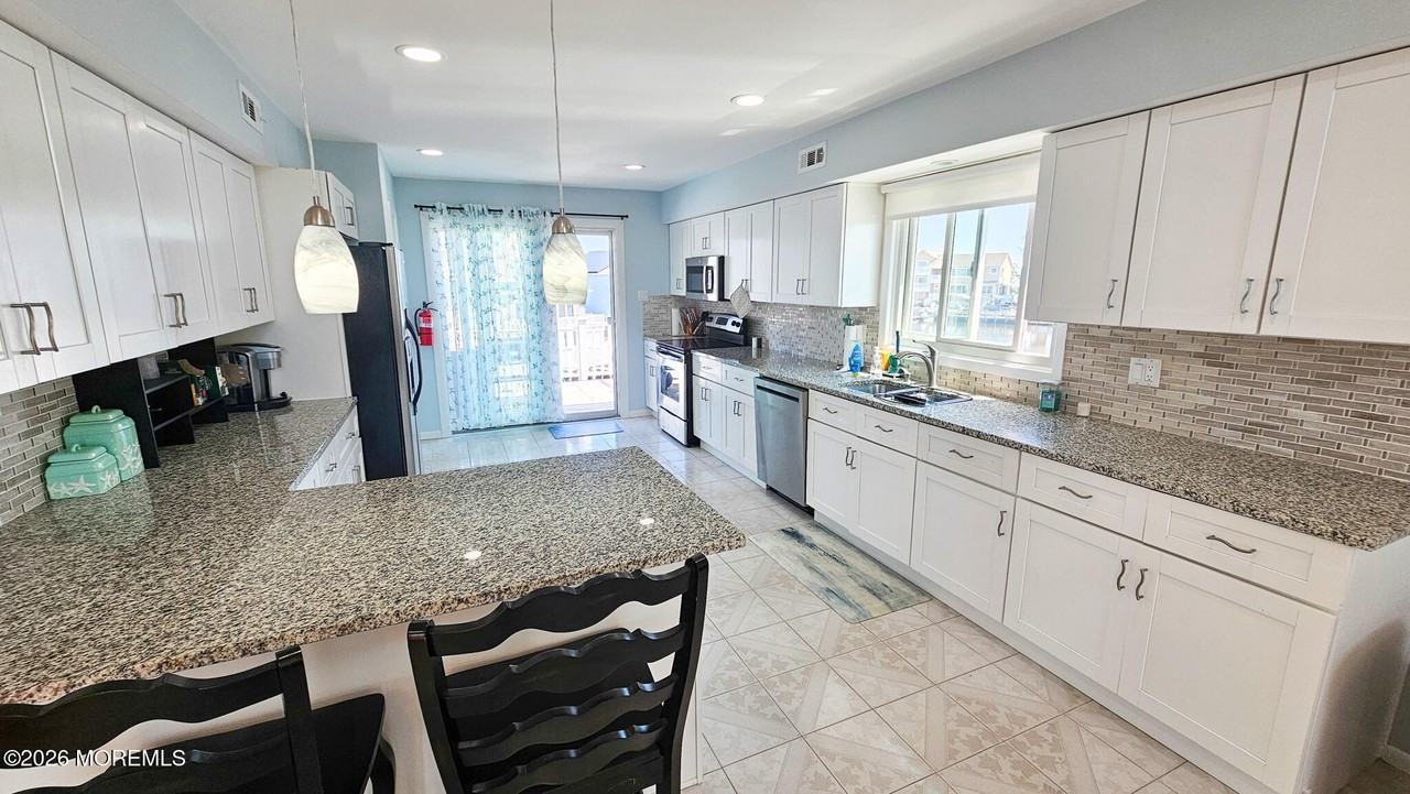 702 Newell Ave - Photo 7 of 50