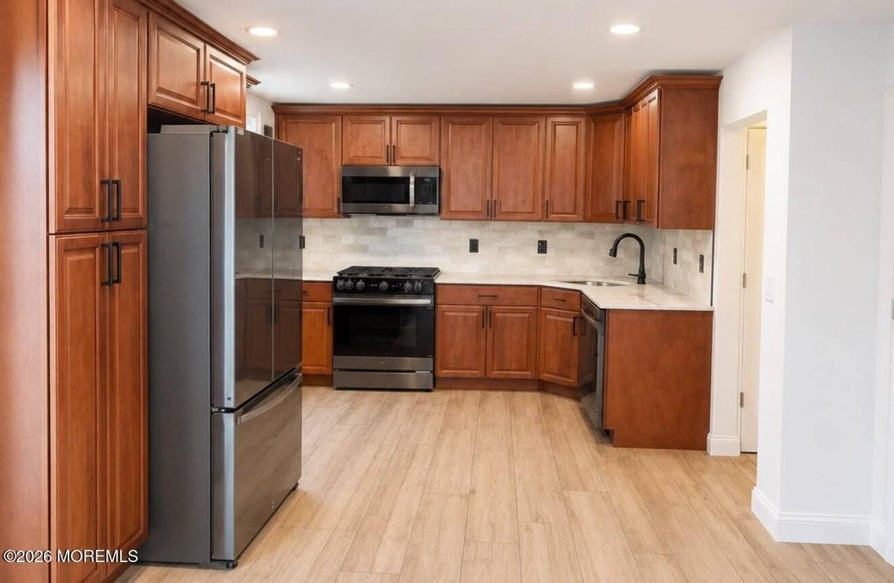 248 1st St - Photo 3 of 10