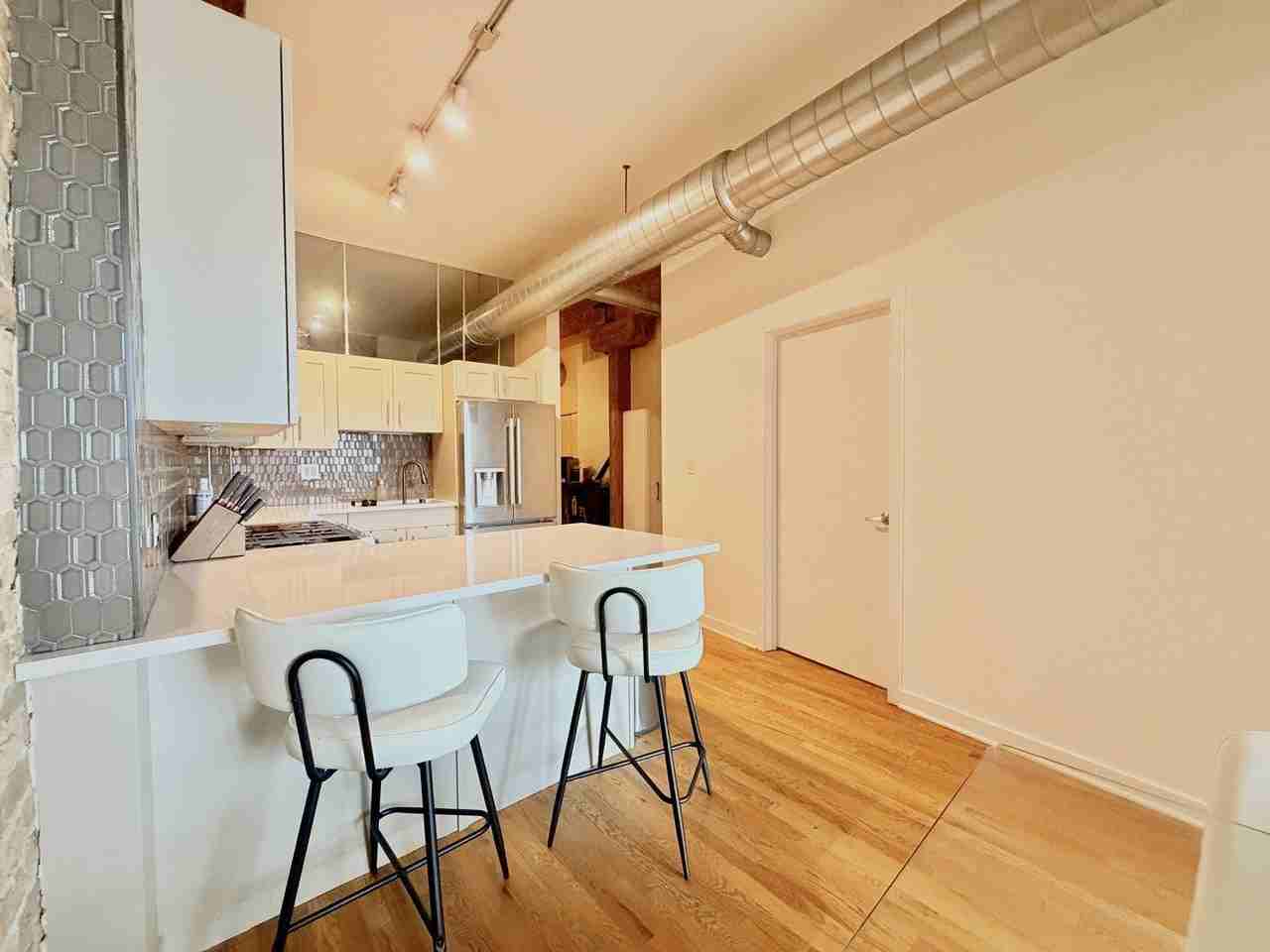 1344 W Madison St #302 - Photo 5 of 17