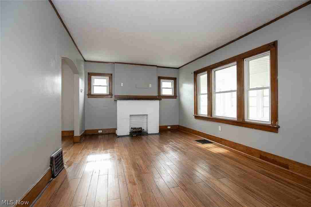 888 Harrison Ave - Photo 4 of 25