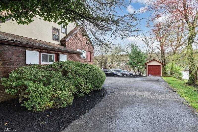 153 Stirling Rd - Photo 5 of 31