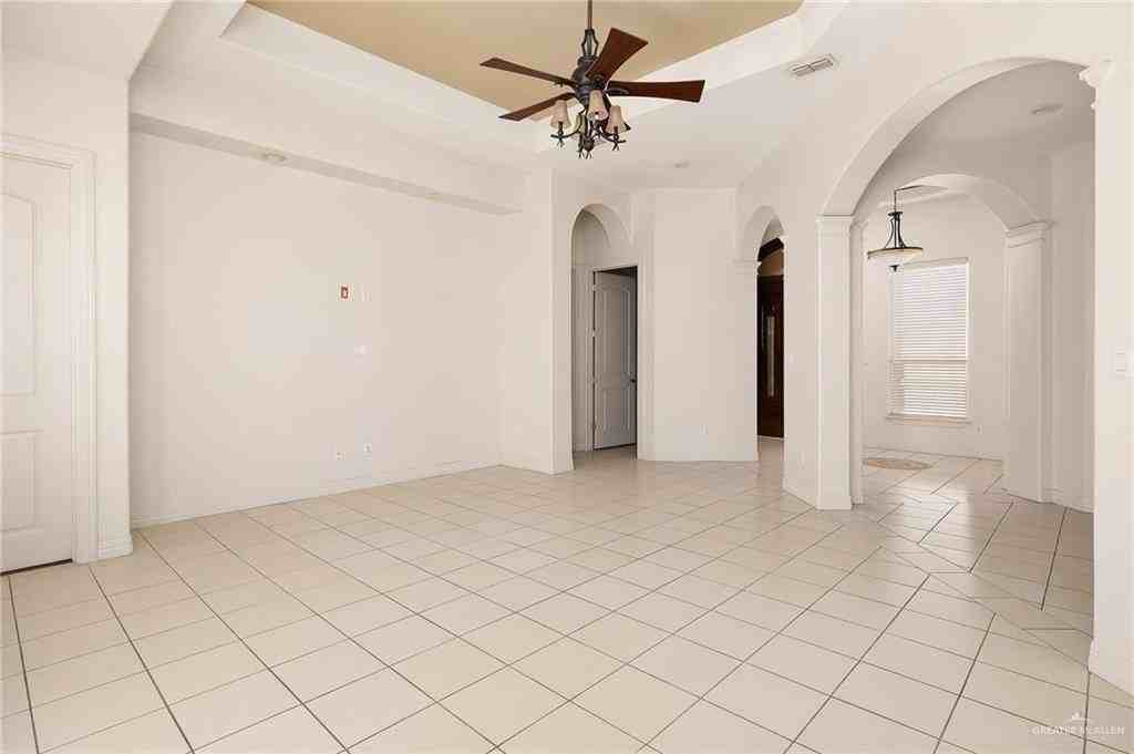 402 Hackberry Ave - Photo 2 of 12
