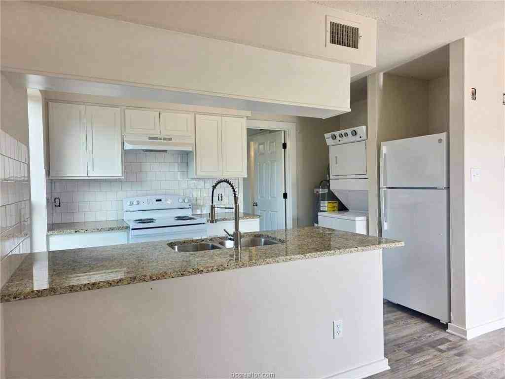 1020 Autumn Cir #C - Photo 2 of 9