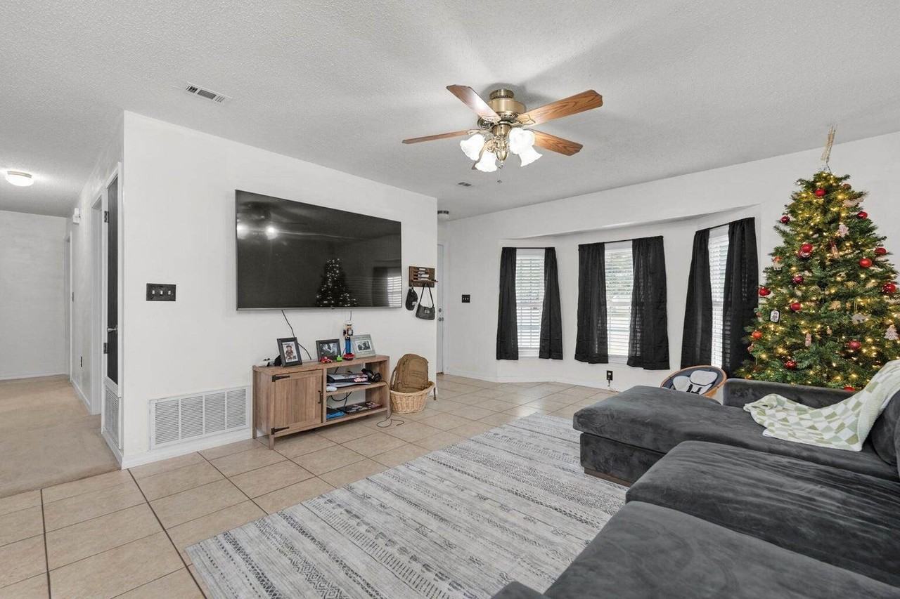 400 Brown Pl - Photo 3 of 22