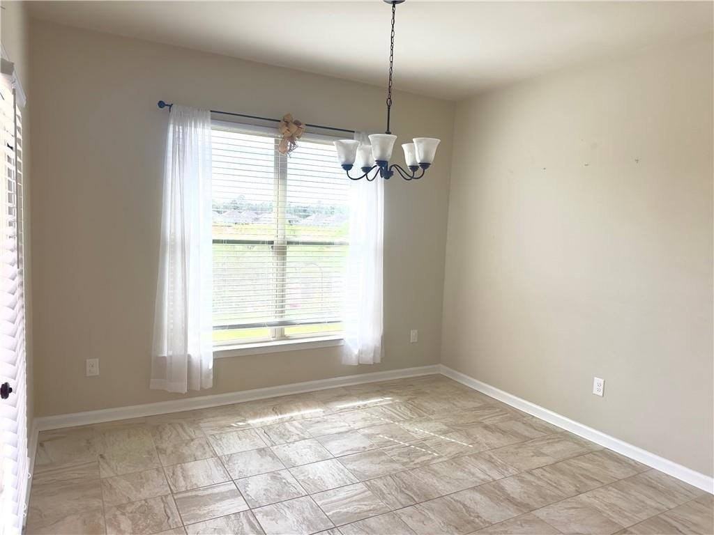 11146 Regency Ave - Photo 4 of 10