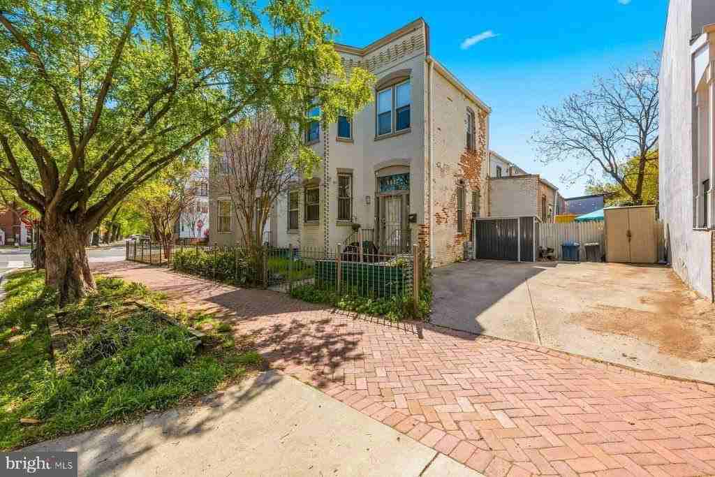 642 15th St Ne #2 - Photo 3 of 33