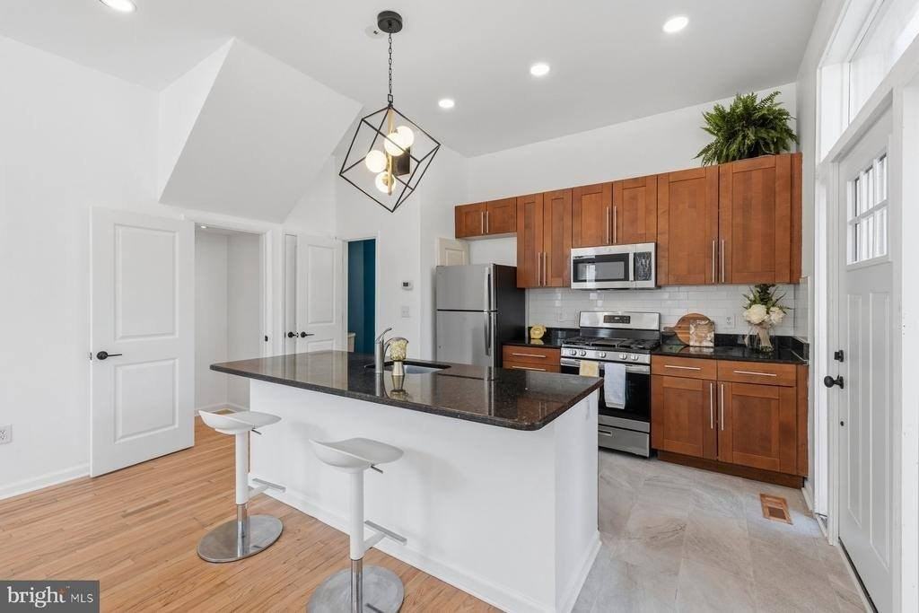 642 15th St Ne #2 - Photo 4 of 33