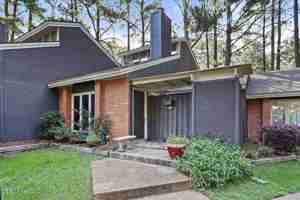 featured image of 200 Woodgreen Dr Apt 2 #Apt 2