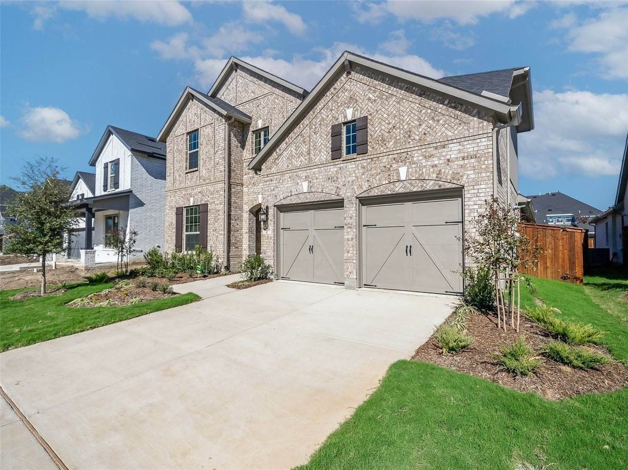 4280 Mill Pond Dr - Photo 2 of 37