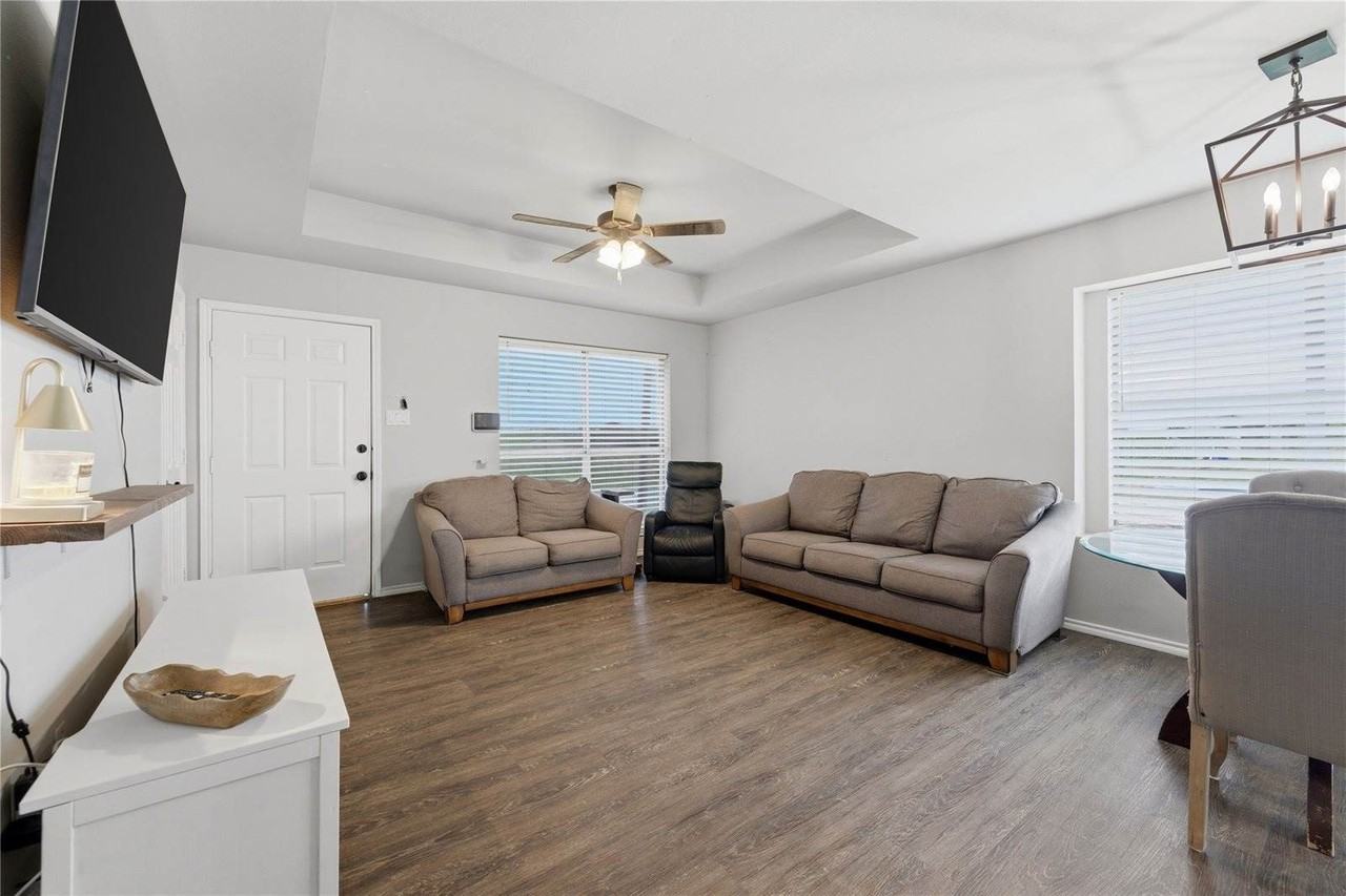 904 Overlook Dr - Photo 2 of 16