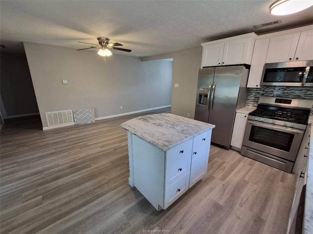 1409 Broadmoor Dr - Photo 4 of 15