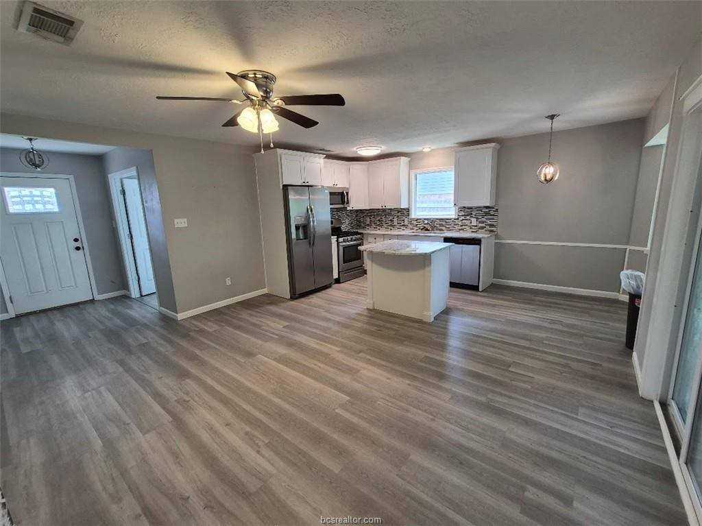 1409 Broadmoor Dr - Photo 6 of 15