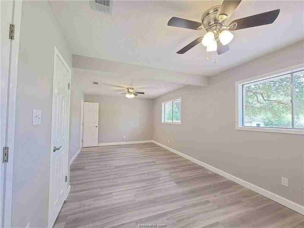 1409 Broadmoor Dr - Photo 7 of 15