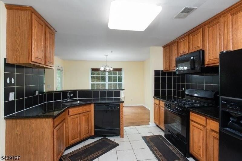 106 Wallace Ct - Photo 3 of 16