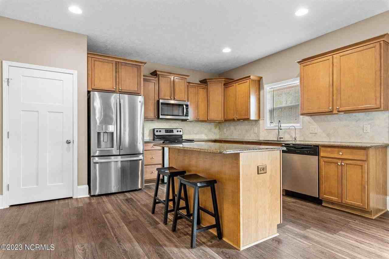 160 Argyll Ave - Photo 6 of 36