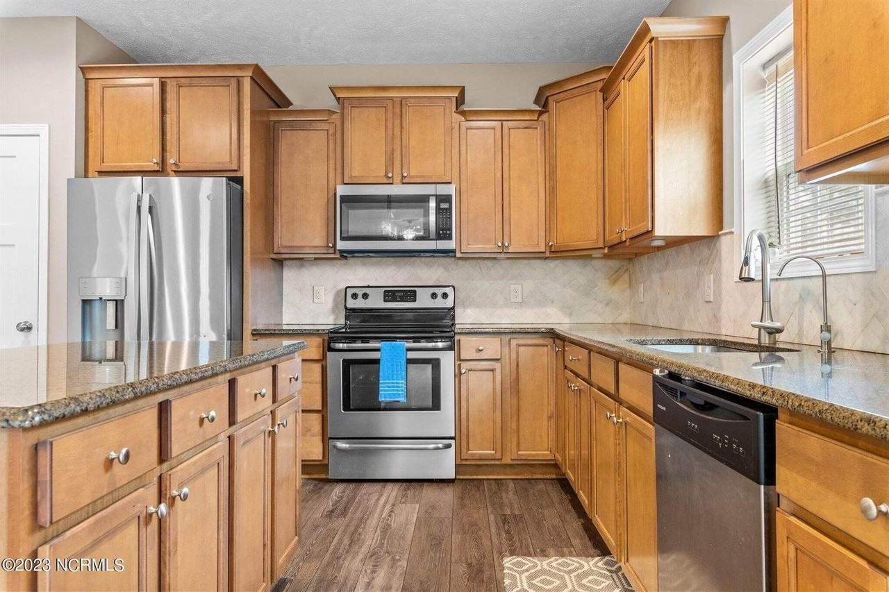 160 Argyll Ave - Photo 7 of 36