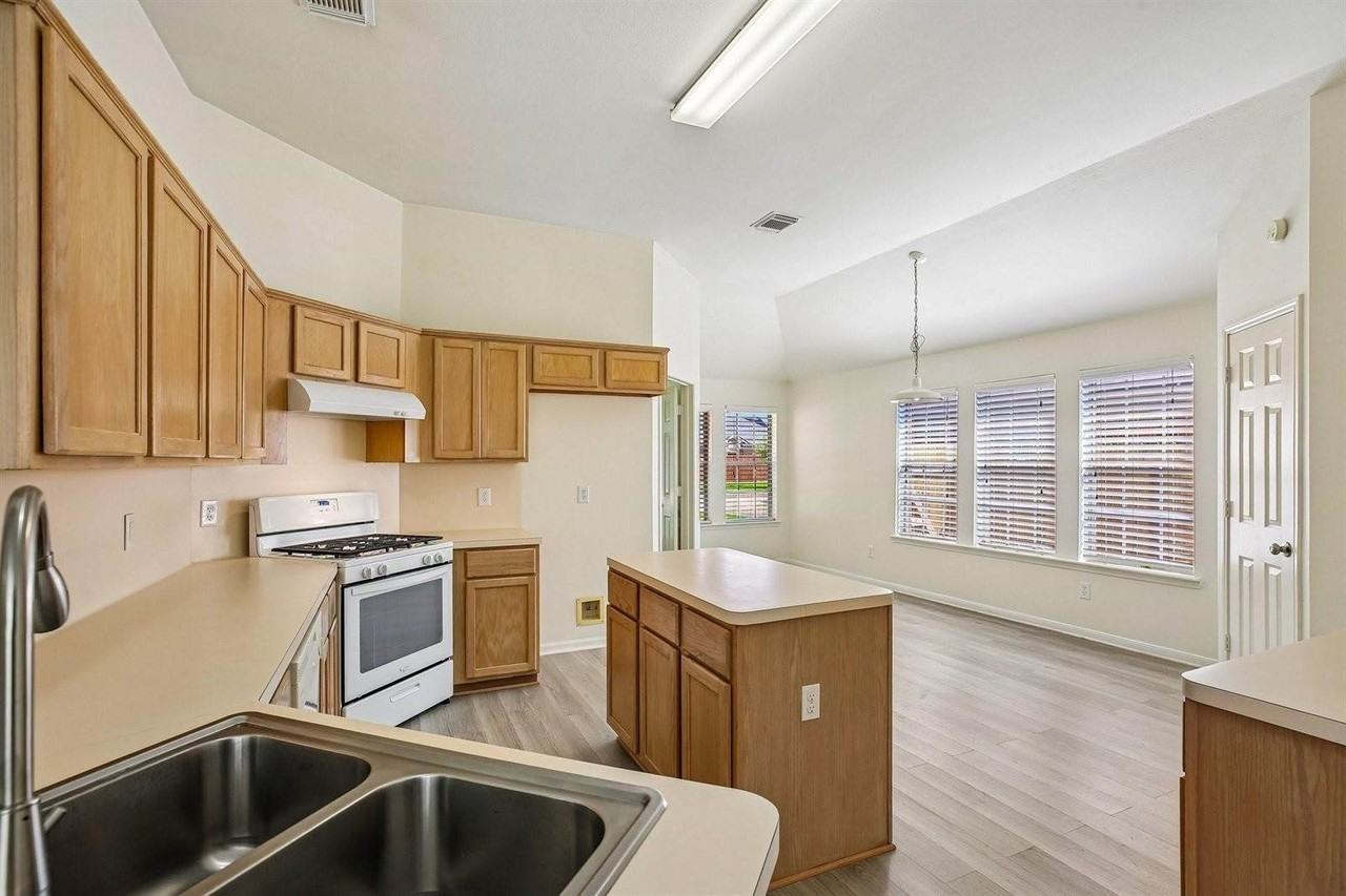 16911 Bouldgreen - Photo 2 of 31