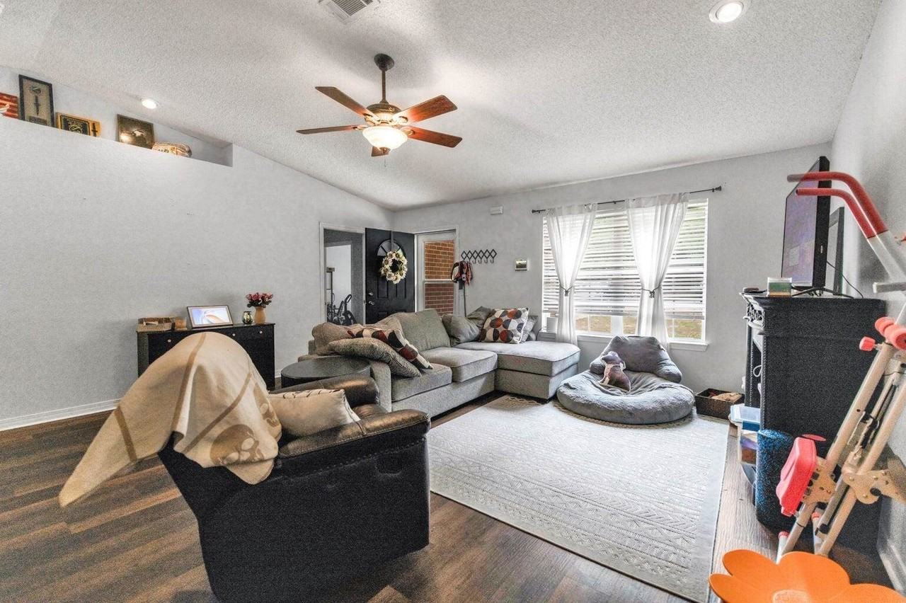 5246 Sewell Rd - Photo 3 of 21