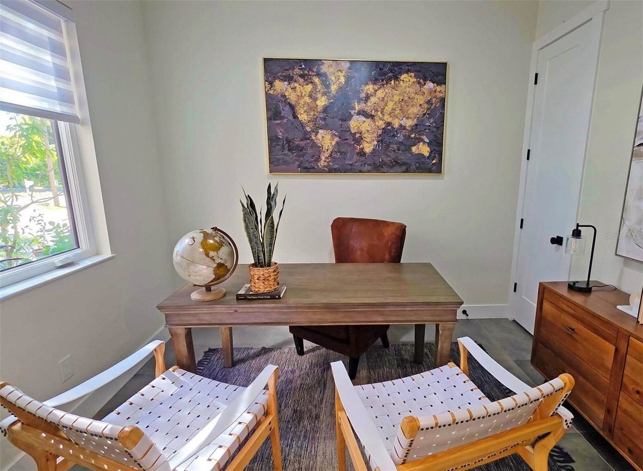 2475 Bay St - Photo 5 of 50
