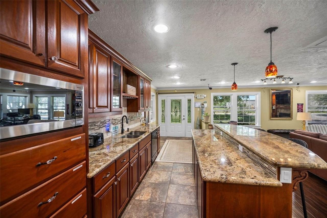 18718 Vickers Rd - Photo 3 of 42