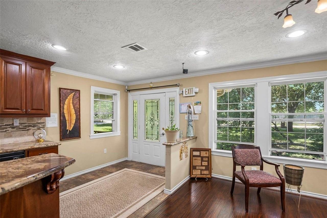 18718 Vickers Rd - Photo 4 of 42