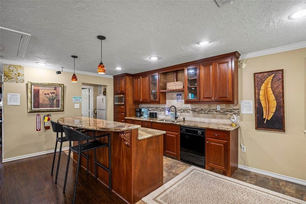 18718 Vickers Rd - Photo 6 of 42
