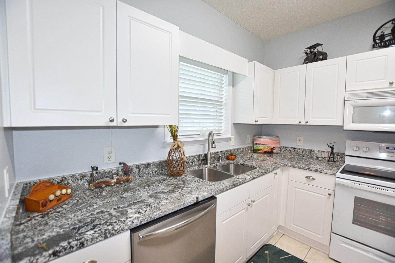 5825 Catalina Dr - Photo 6 of 21
