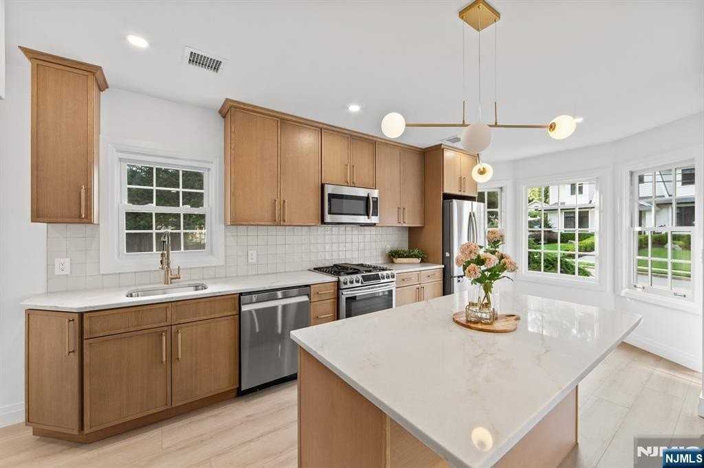 32 Brook Street - Photo 3 of 32