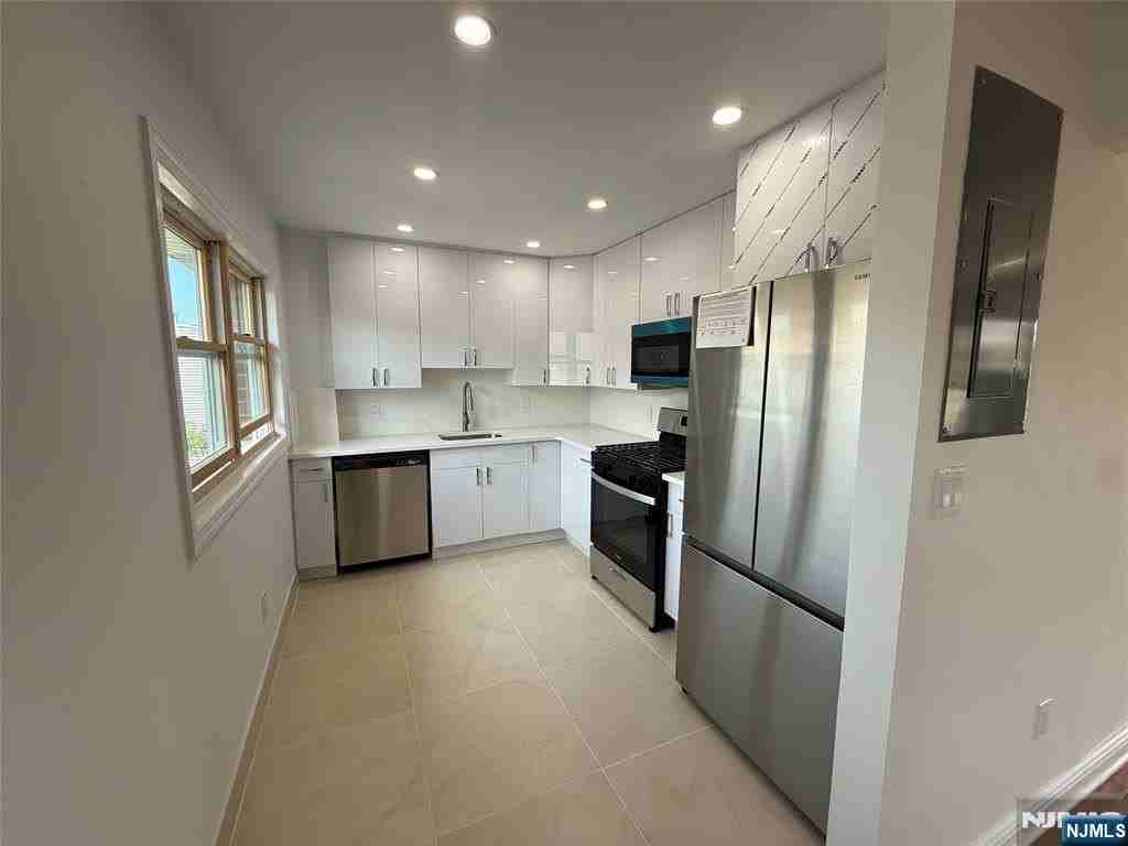 307 9th St #3A - Photo 3 of 23