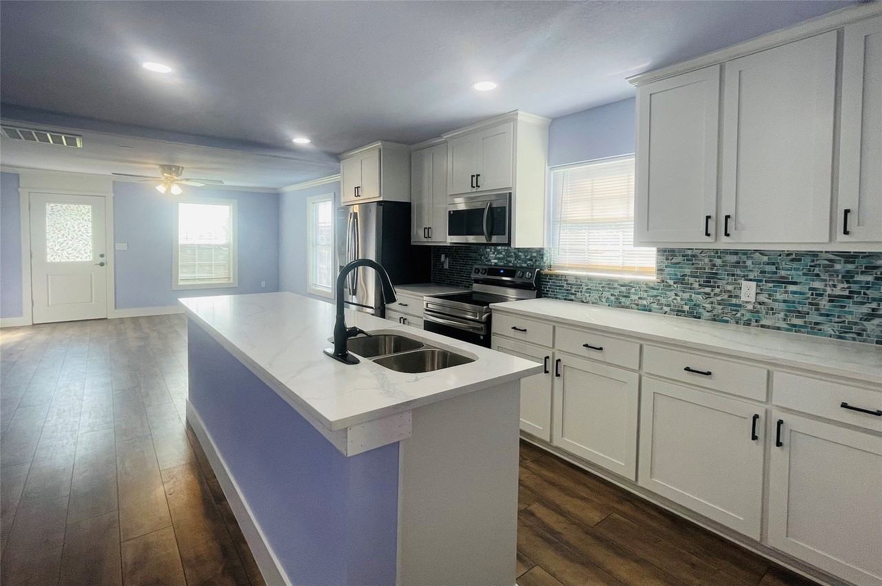 109 Lois St - Photo 3 of 21