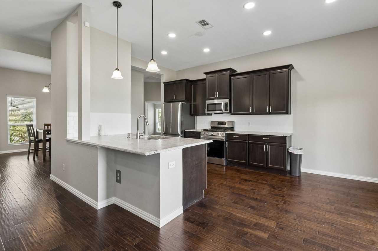 332 Hardwicke Ln - Photo 7 of 36