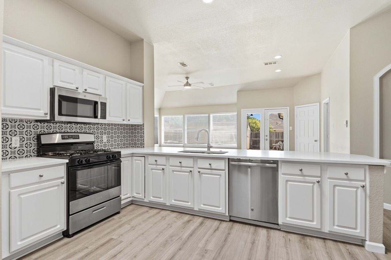 1237 Christopher Ln - Photo 7 of 30