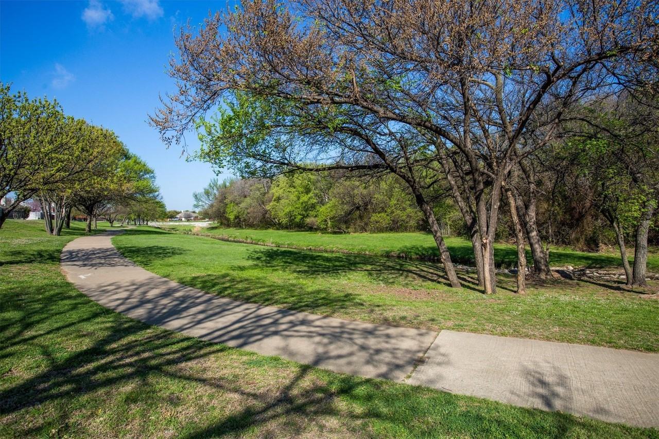 1324 Winnipeg Dr - Photo 4 of 33