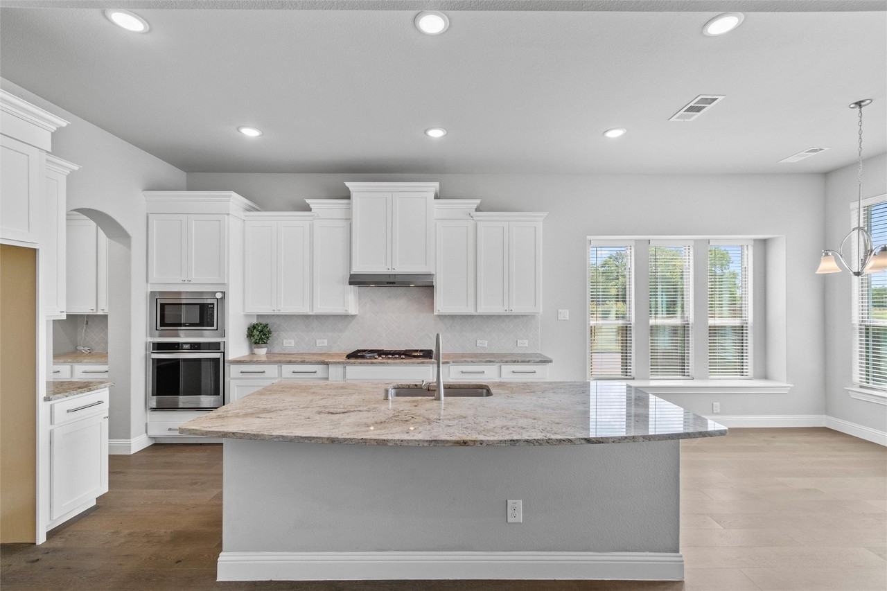 138 Spanish Bluebell Dr - Photo 5 of 35