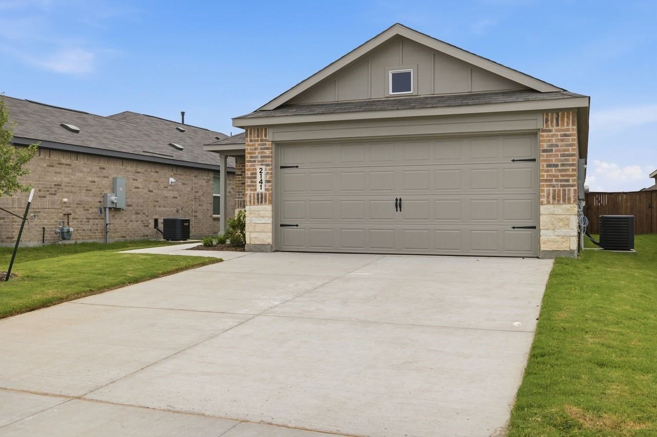 2141 Jesse James Ln - Photo 5 of 32