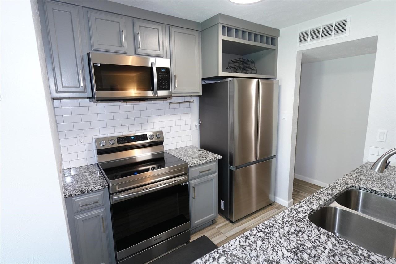 7021 Greenview Cir N - Photo 3 of 24