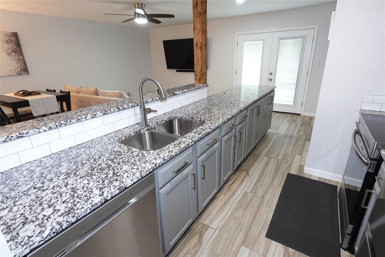 7021 Greenview Cir N - Photo 4 of 24