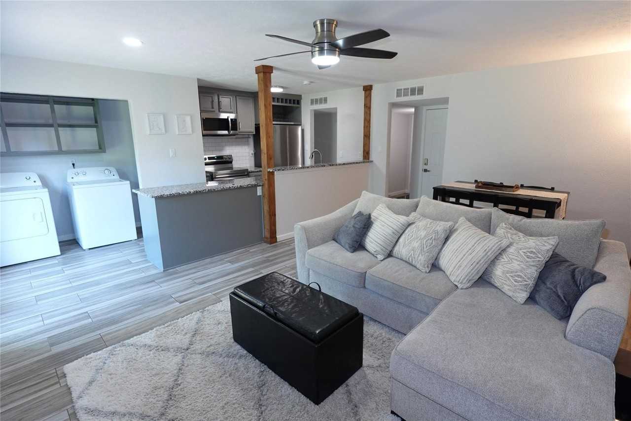 7021 Greenview Cir N - Photo 6 of 24