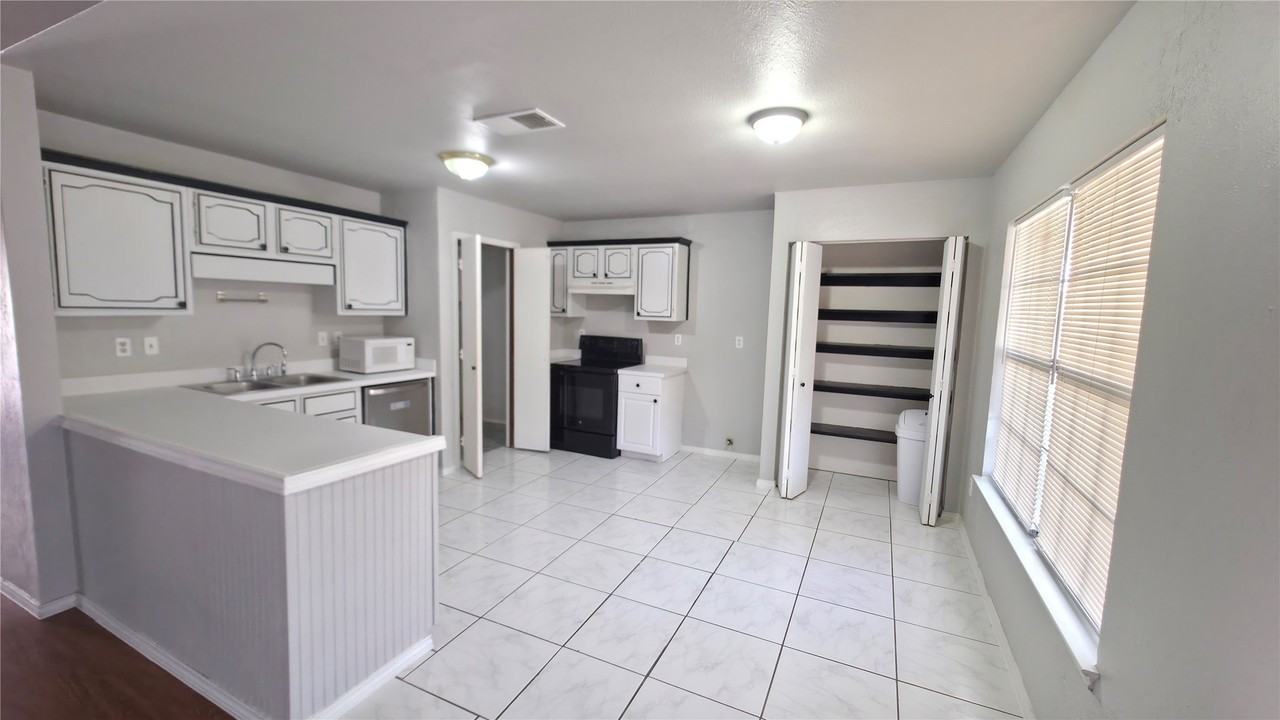 4514 Carmel Ln - Photo 6 of 12